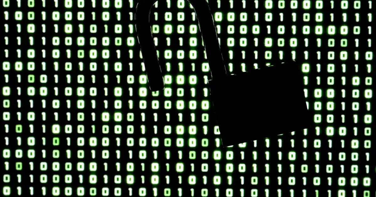 Иллюстрация: сервер с логотипом PHP, разбитый трещинами, символизирующими уязвимости