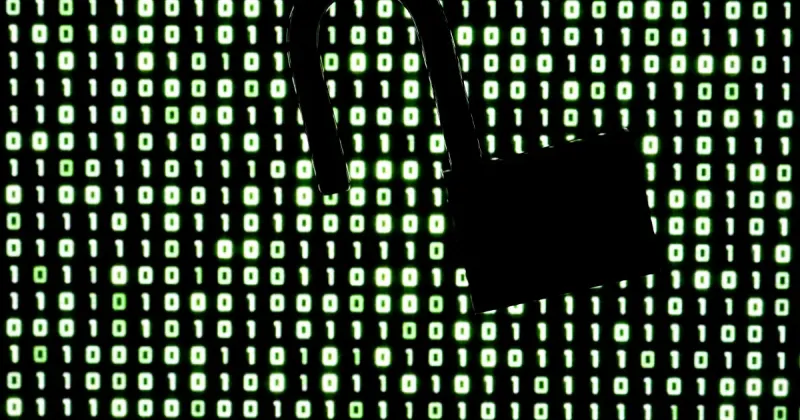 Иллюстрация: сервер с логотипом PHP, разбитый трещинами, символизирующими уязвимости